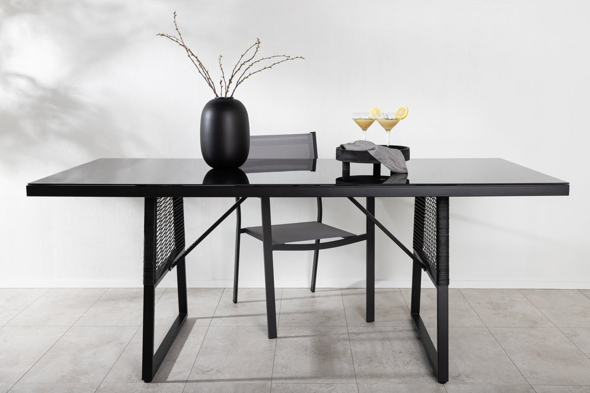 Gartentisch Kaoni - eine Kombination aus schwarzem Stahl und dunkler Glasplatte