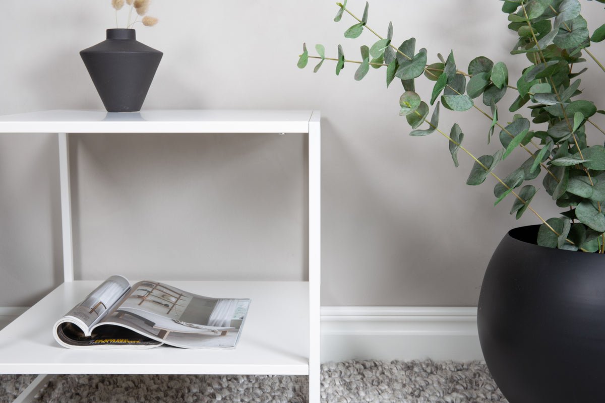 Beistelltisch Konsti – in zwei Größen in Weiß & Schwarz