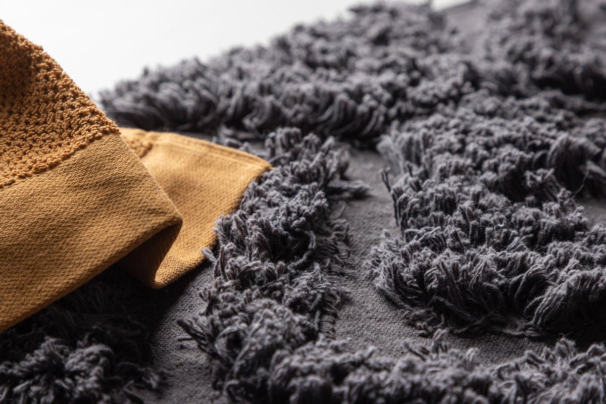 Badematte Savia – 100% Baumwolle in Dunkelgrau oder Braun