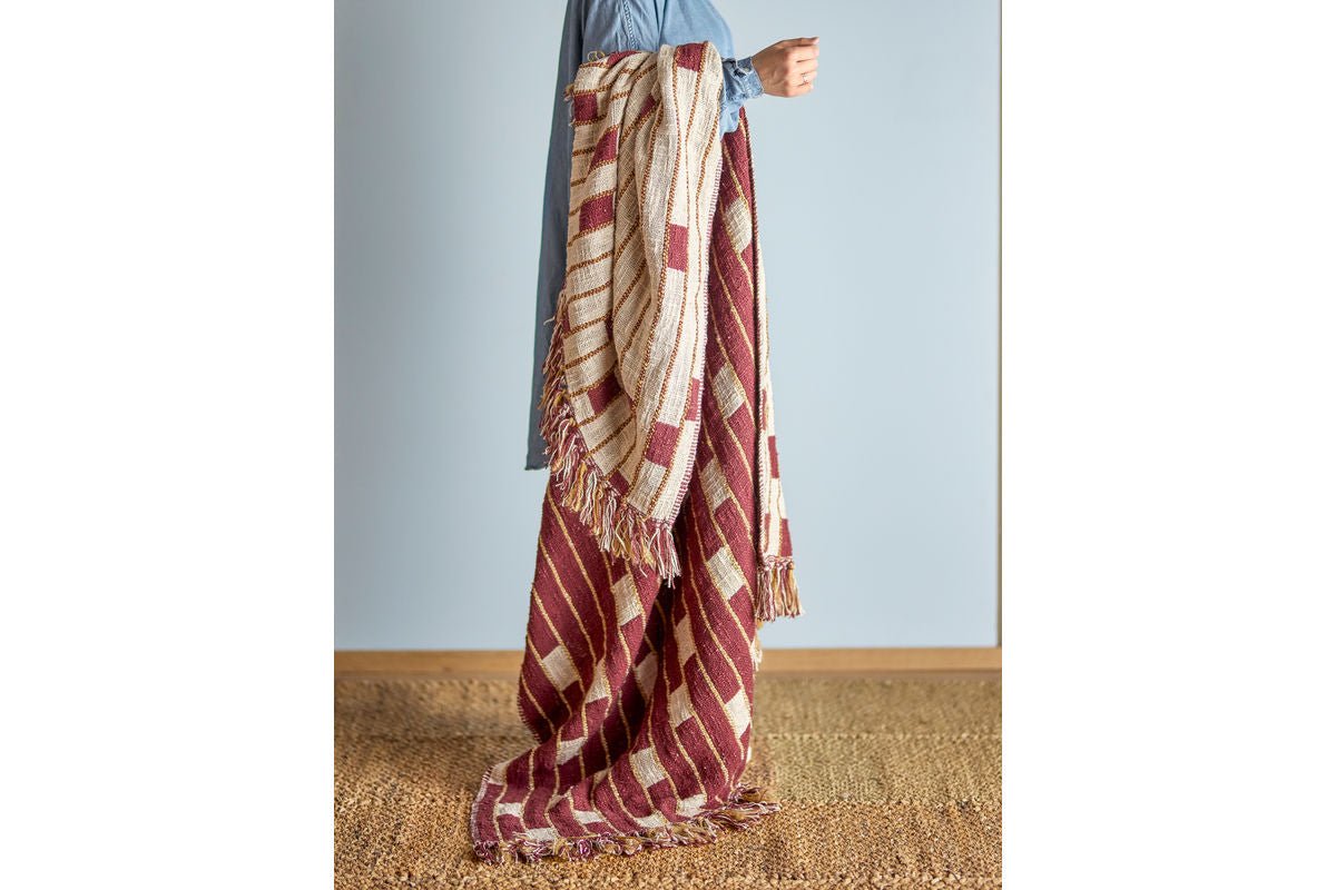 Tagesdecke Anni – Streifen in warmen Rot- und Beigetönen