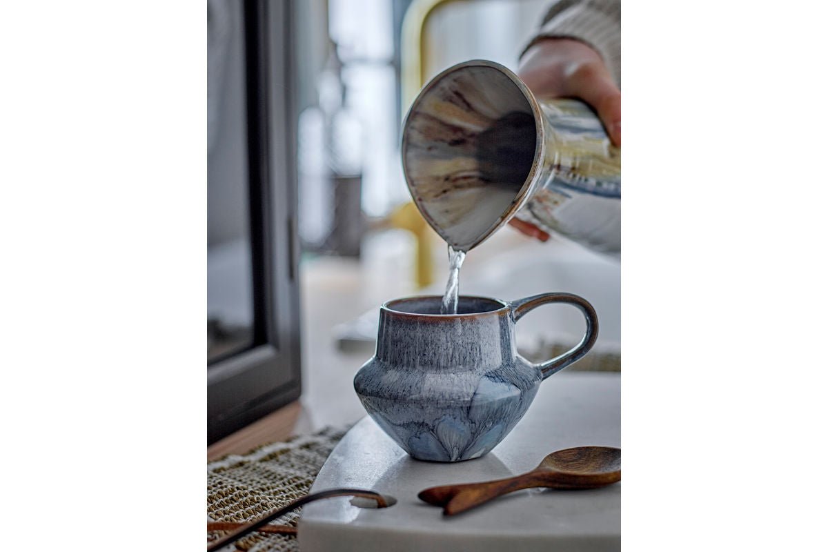 Krug Auris – Steingut mit reaktiver Glasur in Blau & Gold