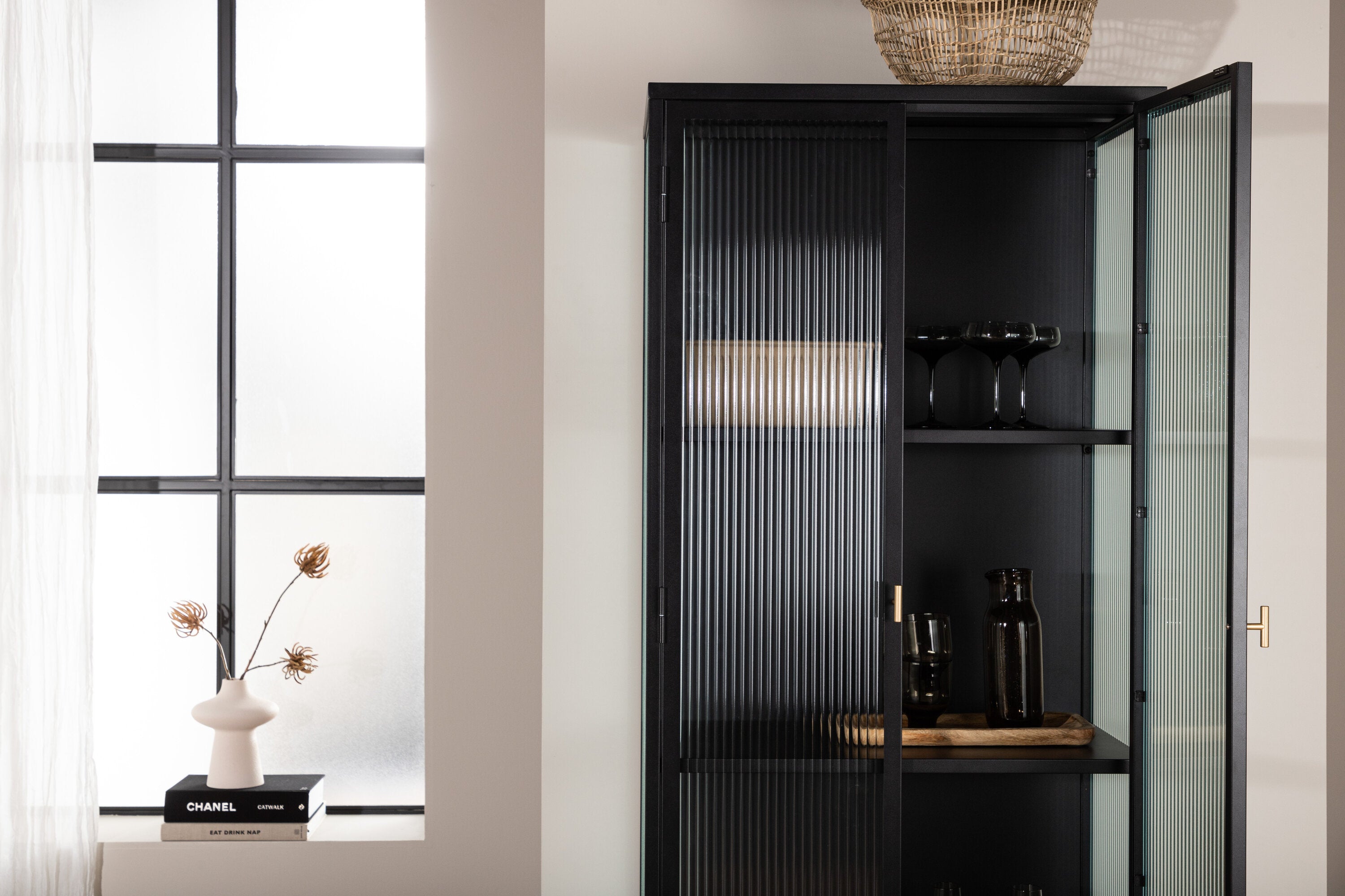 Vitrine Leonie - in Schwarz mit Wellenglas-Optik