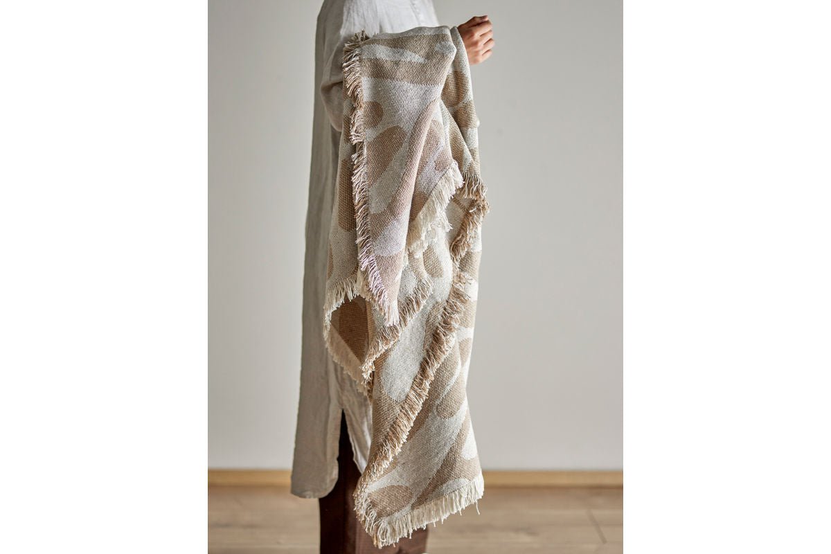 Überwurfdecke Yara – Braun, aus recycelter Baumwolle