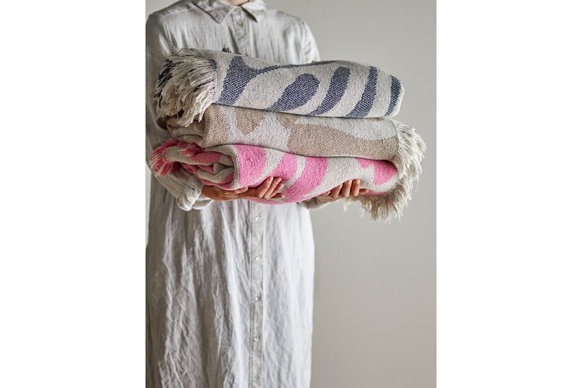 Überwurfdecke Yara – Braun, aus recycelter Baumwolle