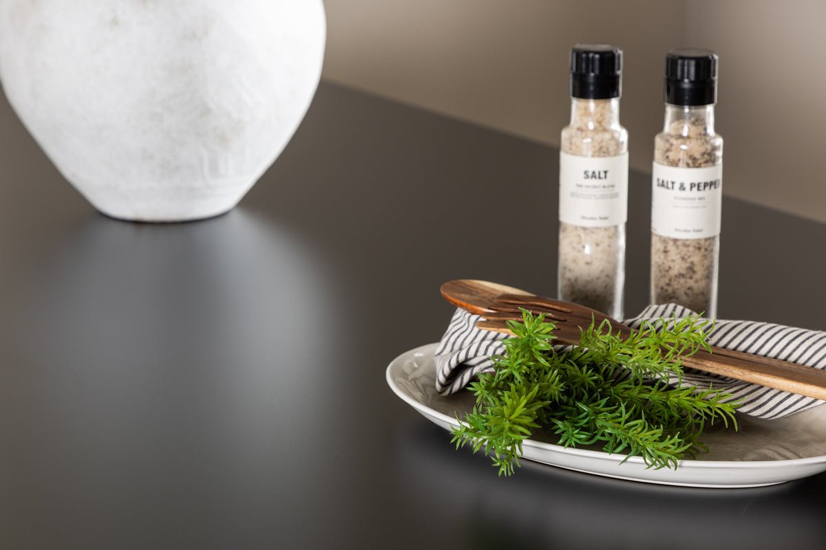 Esstisch Marlow - mit natürlicher Holzoptik und Stahlbeinen in Schwarz