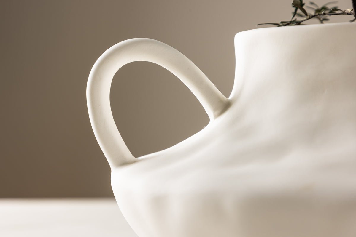 Blumentopf Vian - in runder Form mit markanten Schlaufen aus Keramik