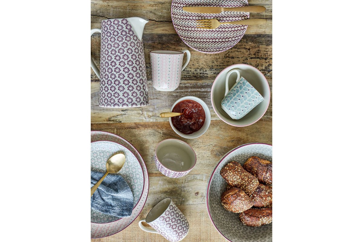 Krug Sabi – Steingut mit handbemalten Details in Violett