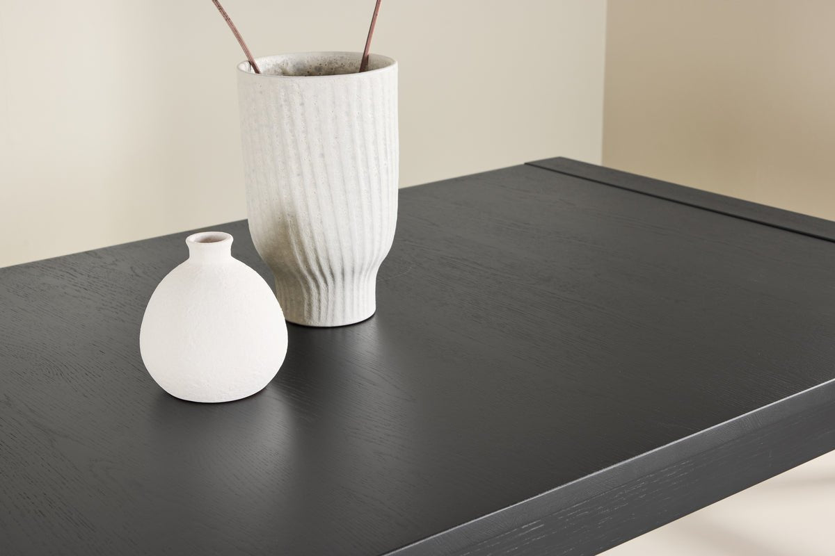 Esstisch Wainui - gefertigt aus robustem Eichenholz