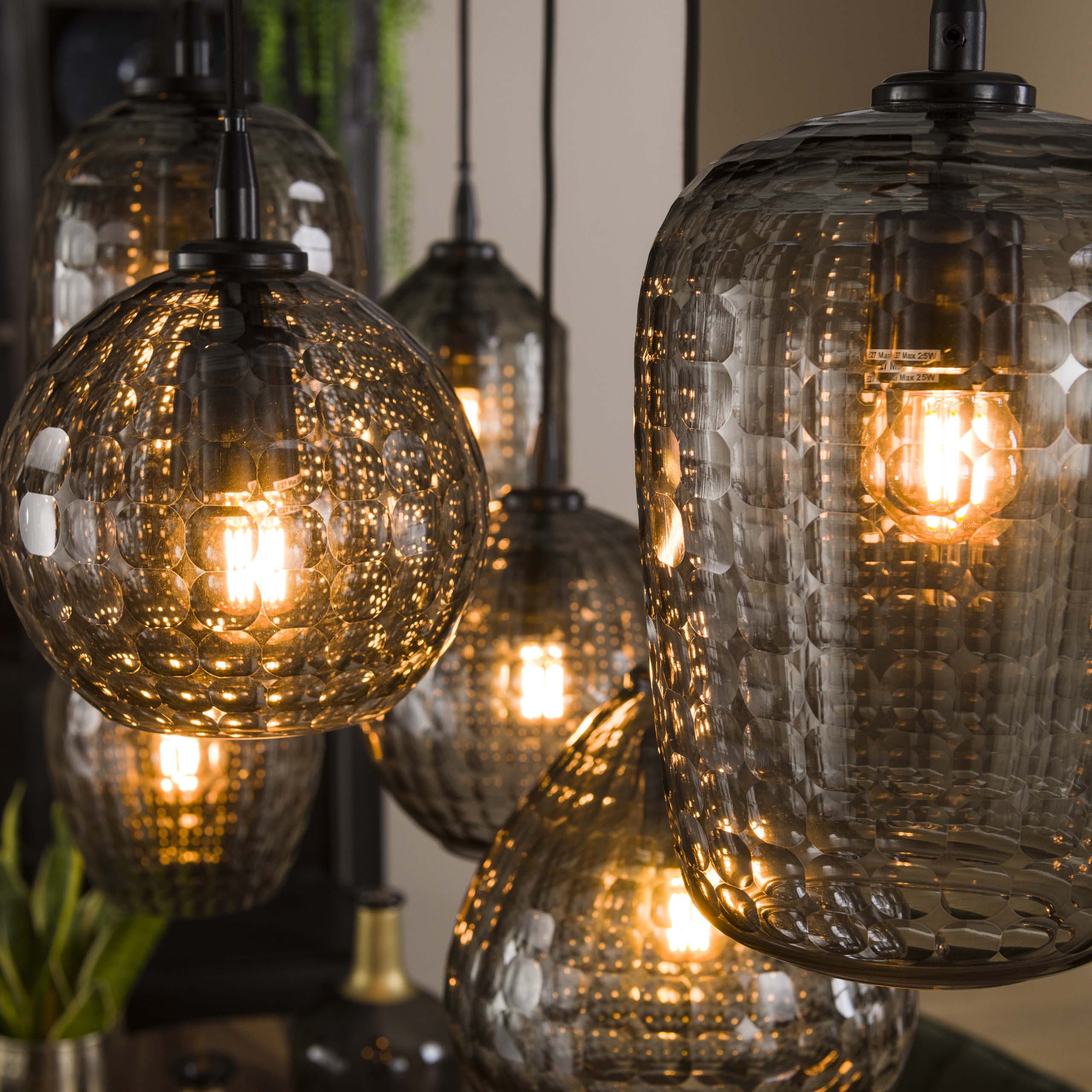 Pendelleuchte „Aurelia“ – mit 7 Leuchten im Rauchglas-Design und Metall Armatur