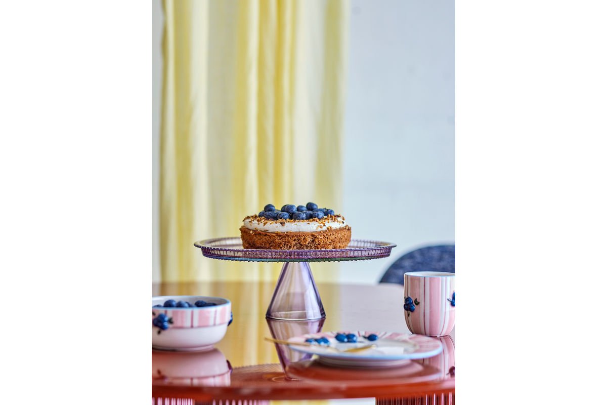 Kuchenteller Liréa mit Glasglocke – Farbverlauf mit feiner Riffelung