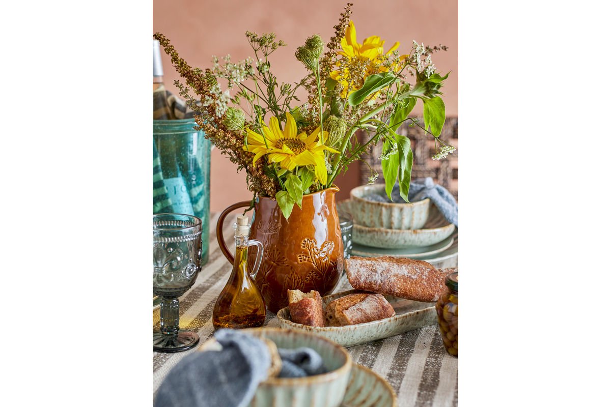 Krug Fiora – Steingut mit geprägtem Blütenmuster in Warmton