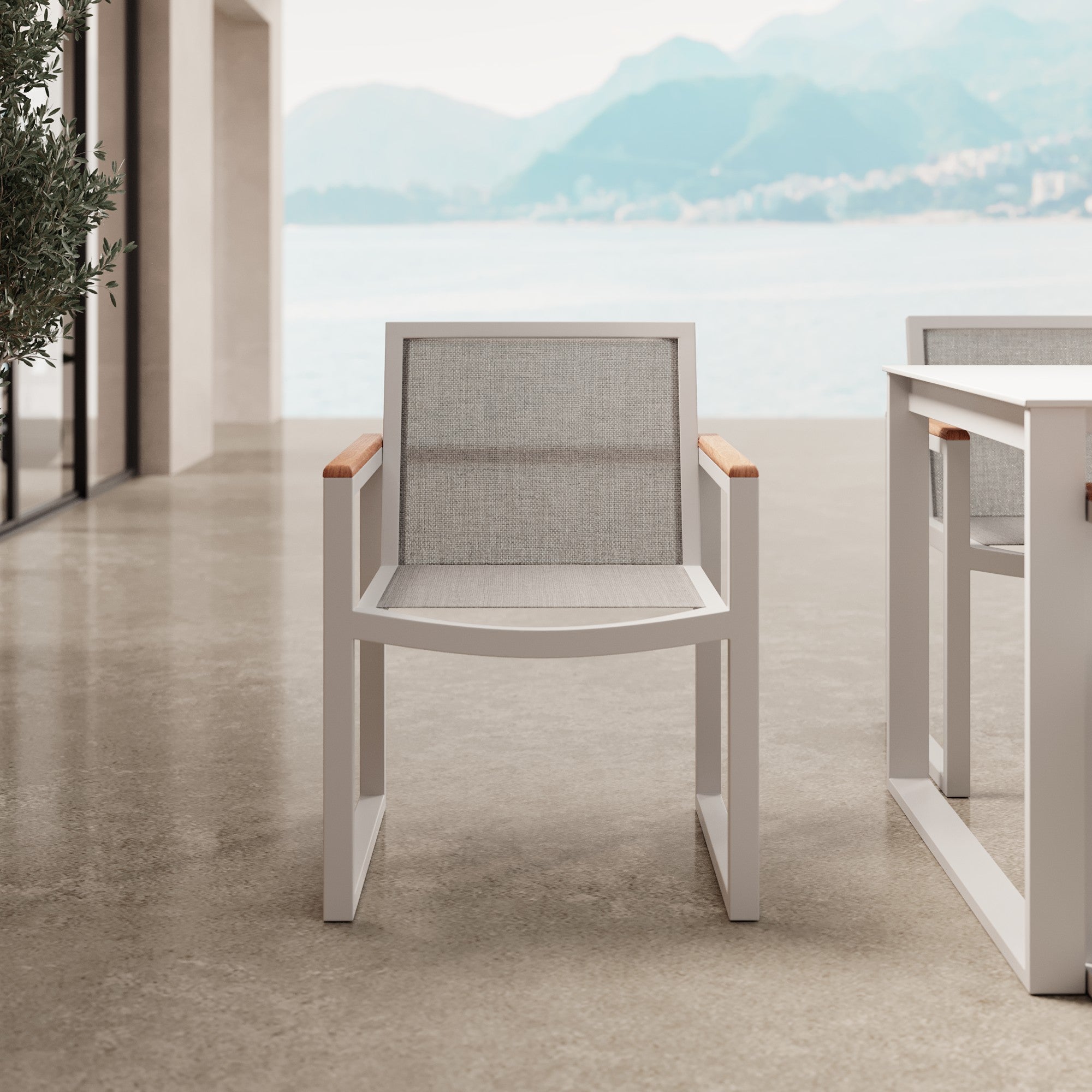 Vayla Gartenstuhl mit Armlehnen – Aluminium & Robinienholz | Aevora™ Kollektion