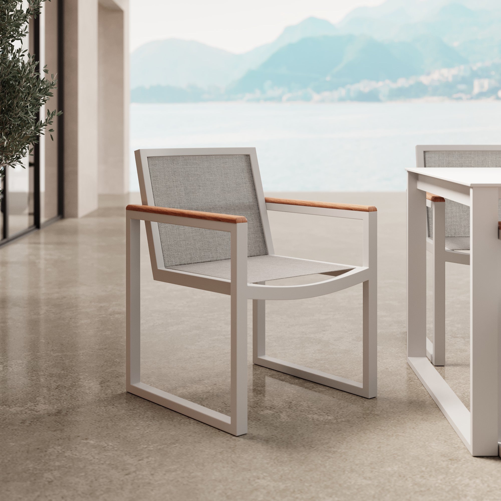Vayla Gartenstuhl mit Armlehnen – Aluminium & Robinienholz | Aevora™ Kollektion