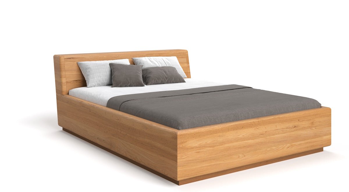 Designer Holzbett Calveno aus massiver Eiche mit Stauraum und geneigtem Headboard