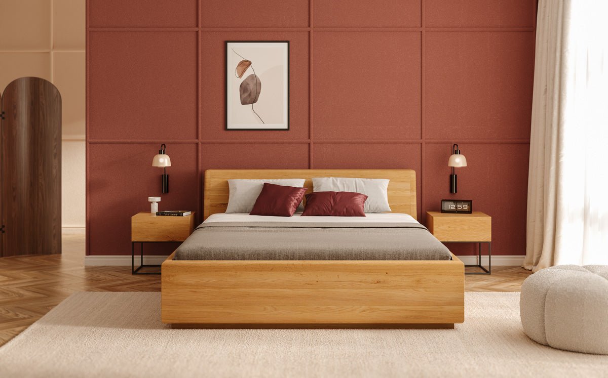 Designer Holzbett Calveno aus massiver Eiche mit Stauraum und geneigtem Headboard