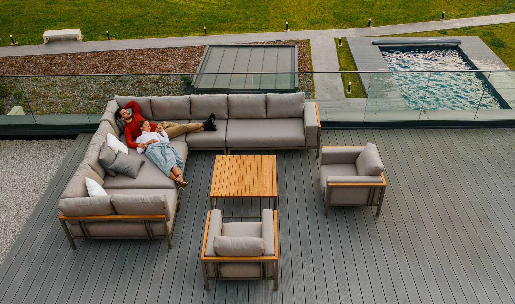 Euphoria – Ecklounge & 2 Loungesessel mit Tisch aus Aluminium | Aevora™ Kollektion