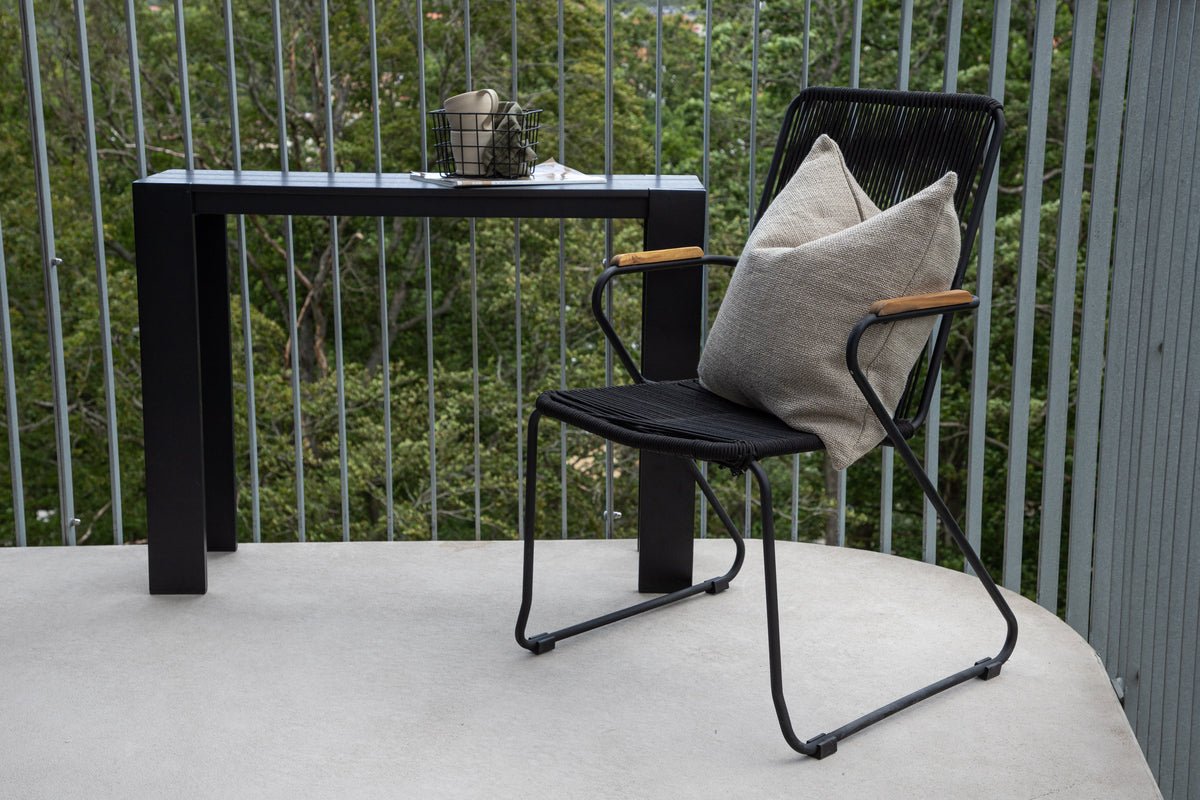 Gartenstuhl Sila - ein stilvoller Stuhl mit Holzakzenten in Schwarz oder Beige