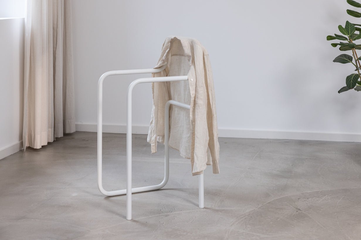 Garderobe James – Minimalistischer Herrendiener im Stuhl-Design