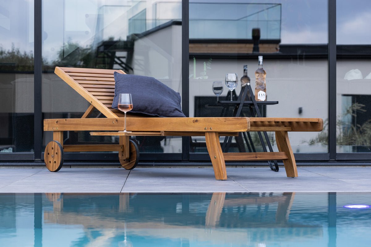 Sonnenliege Olyra - aus Akazienholz mit Rollen
