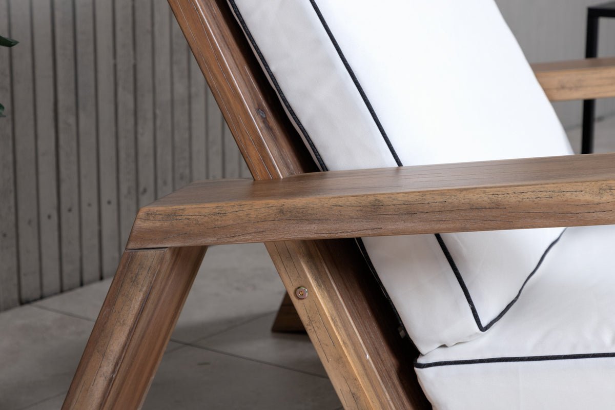 Garten-Loungesessel Daria - aus Akazienholz mit weißen Kissen