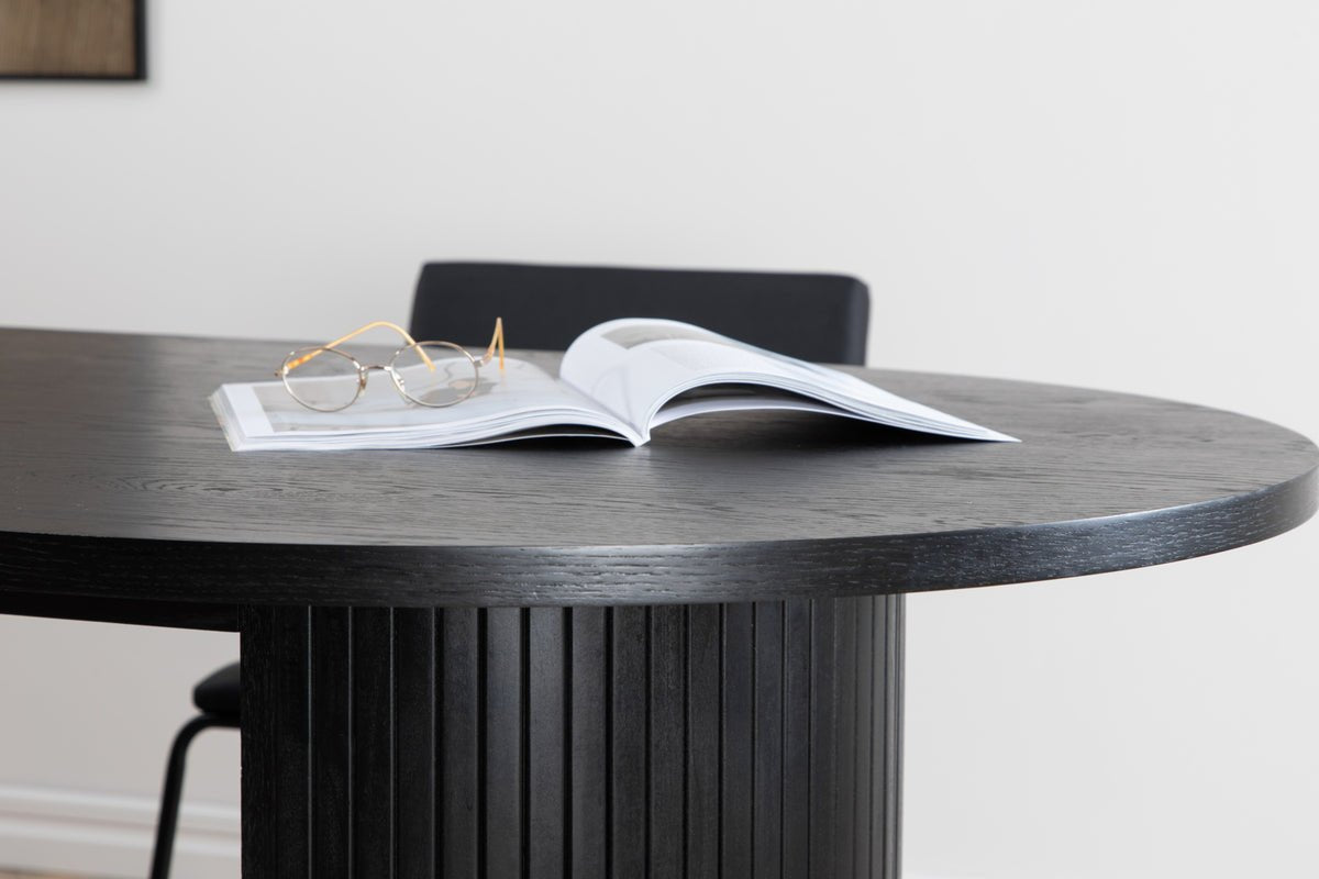 Esstisch Moani - mit robusten Gestell im gerippten Design