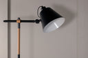 Stehlampe Grimming – ruhige schwarze Klarheit mit Holzdetails