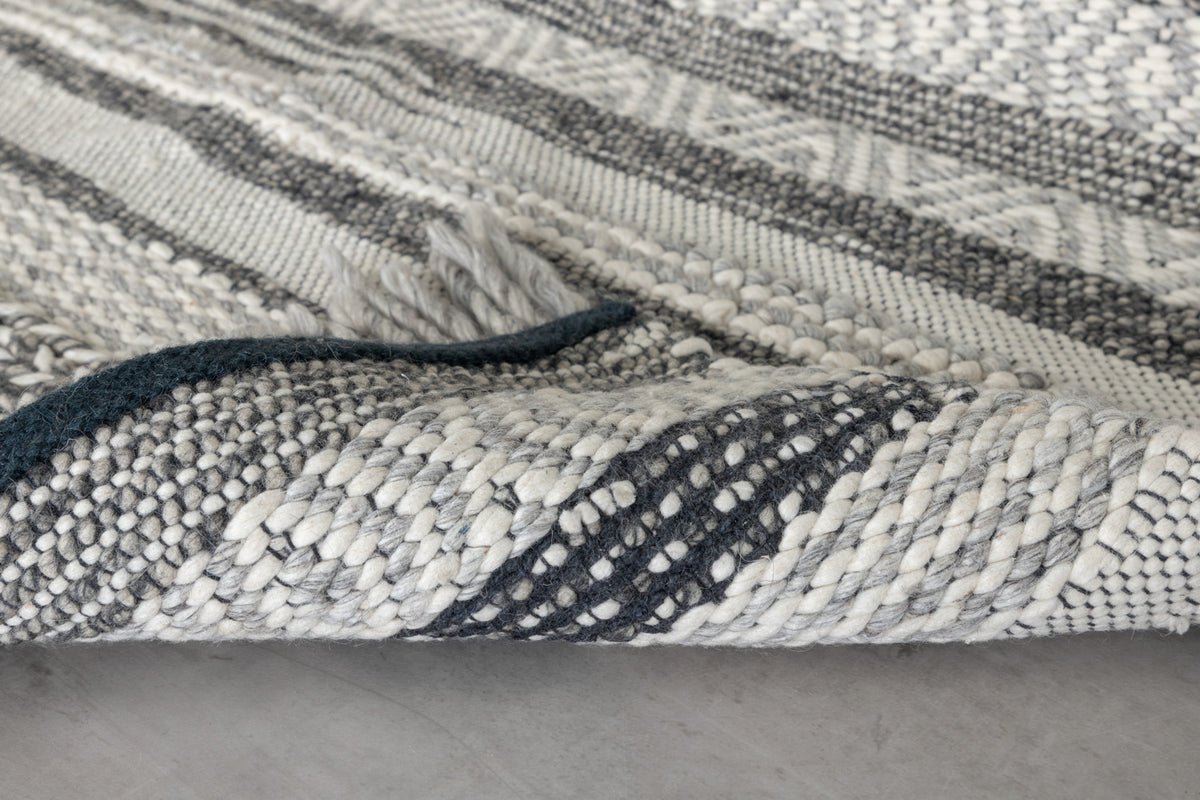 Teppich Erald – flachgewebt mit linearem Muster aus Wolle