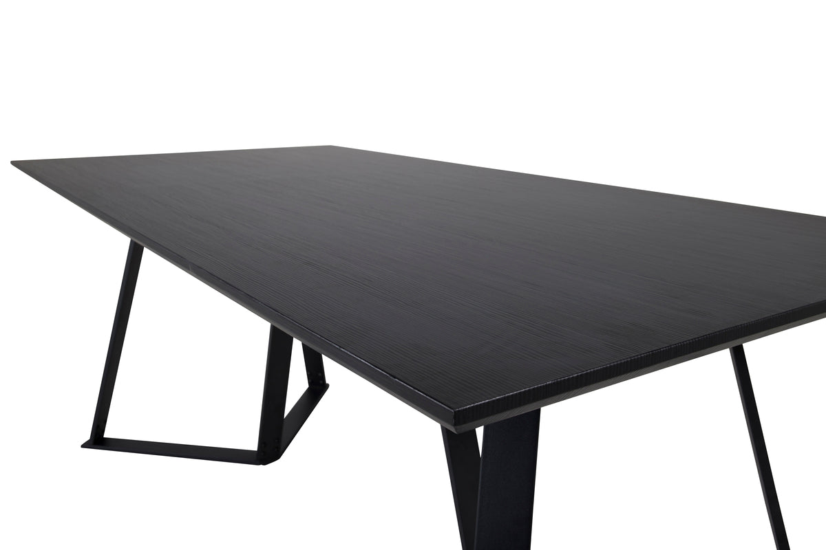 Esstisch Waka - die dekorativen Metallbeine setzen einen stilvollen Akzent