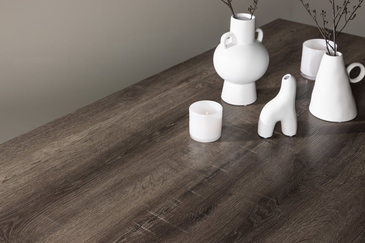 Esstisch Waka - die dekorativen Metallbeine setzen einen stilvollen Akzent