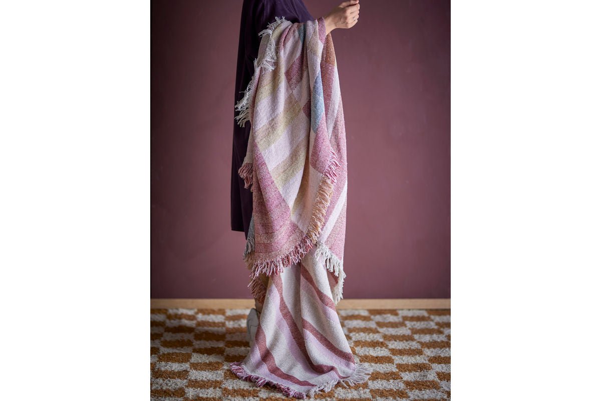 Tagesdecke Boni – Grafisches Muster in Rosétönen