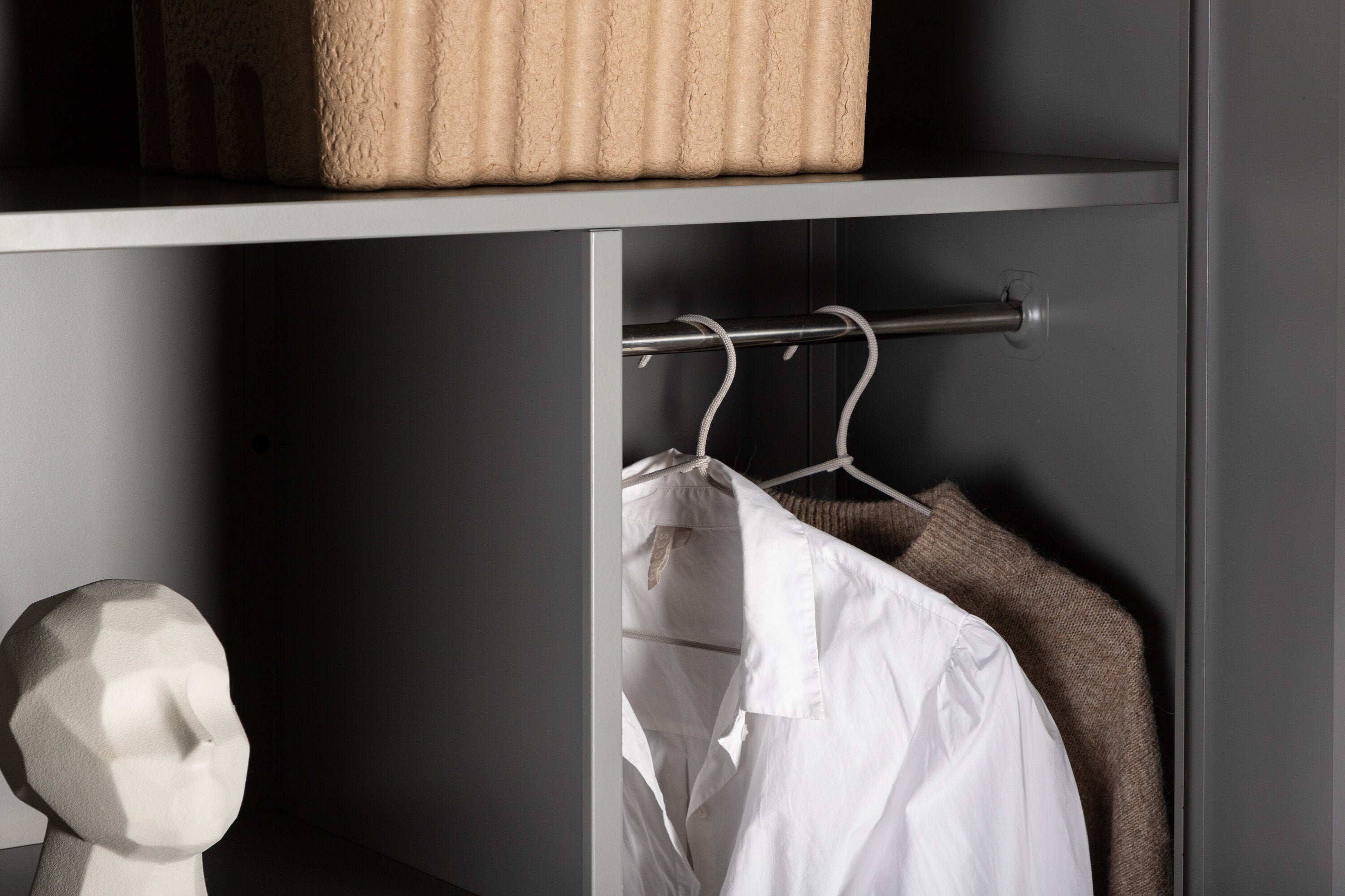 Designer Schrank Piring - in schlichtem Grau