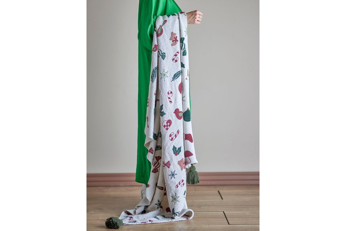 Überwurfdecke Aila - Natur/Grün, aus recycelter Baumwolle, mit Weihnachtsmotiven