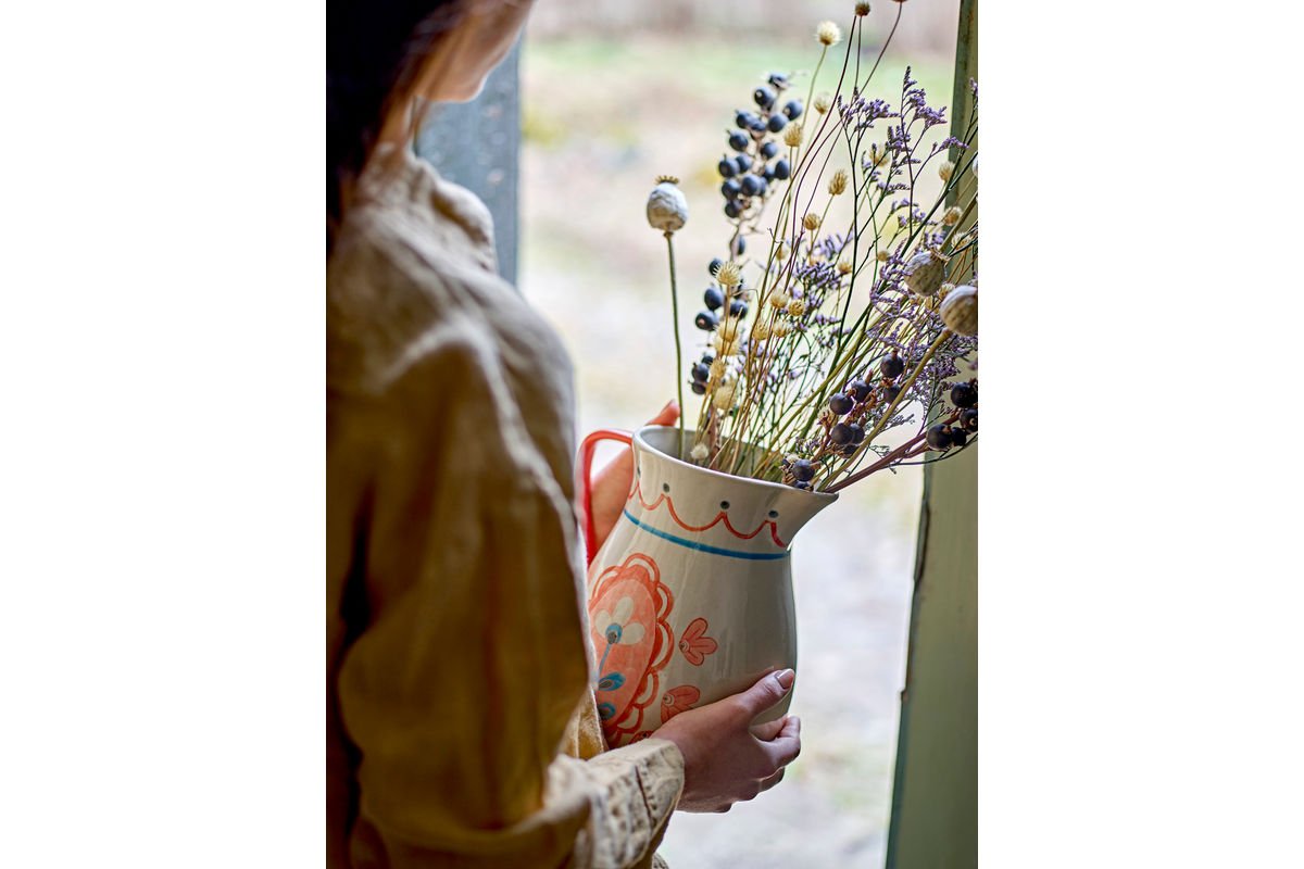 Krug Miren – handdekoriertes Steingut mit Blumenmotiv