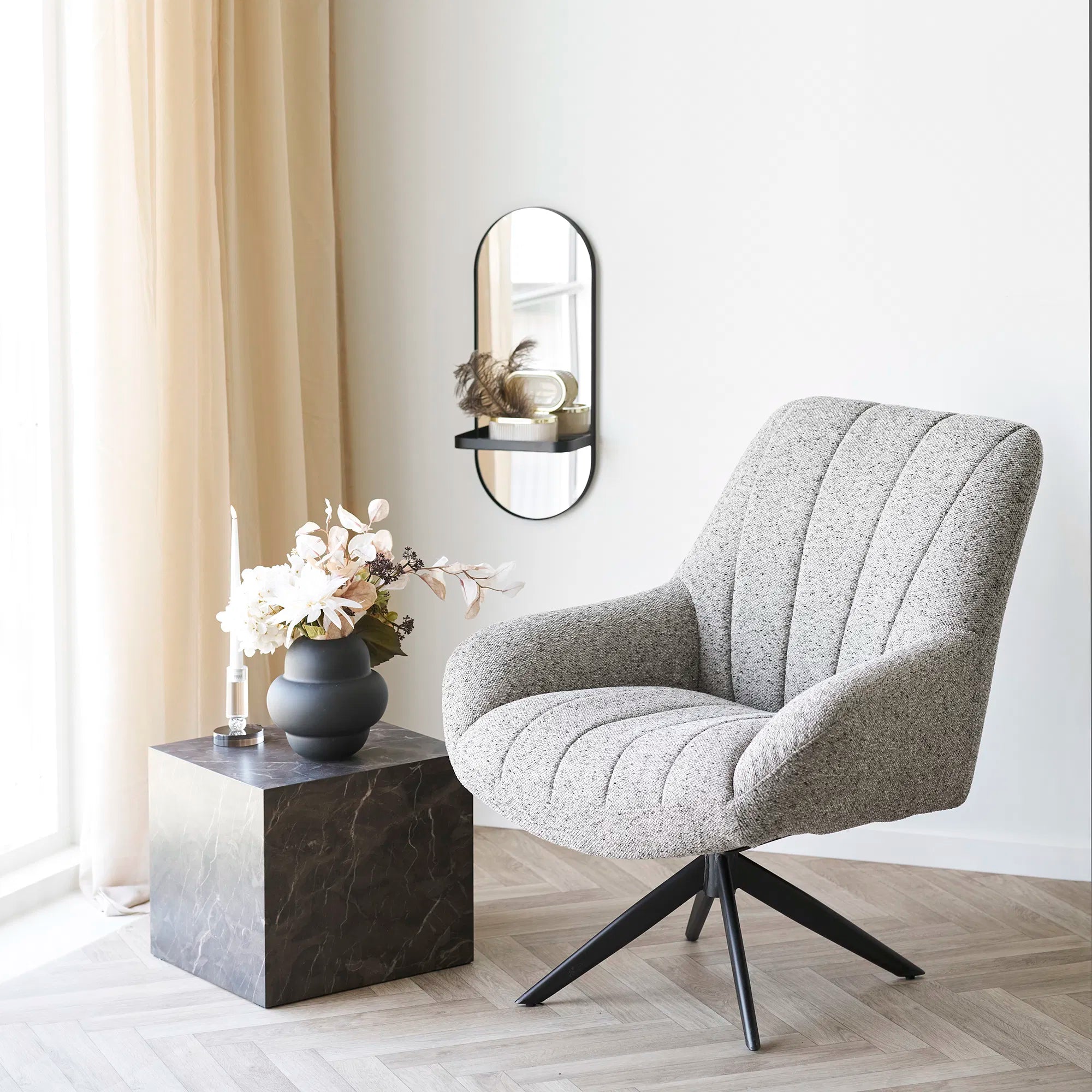 Spiegel Tavaro – Ovale Form mit Metallablage