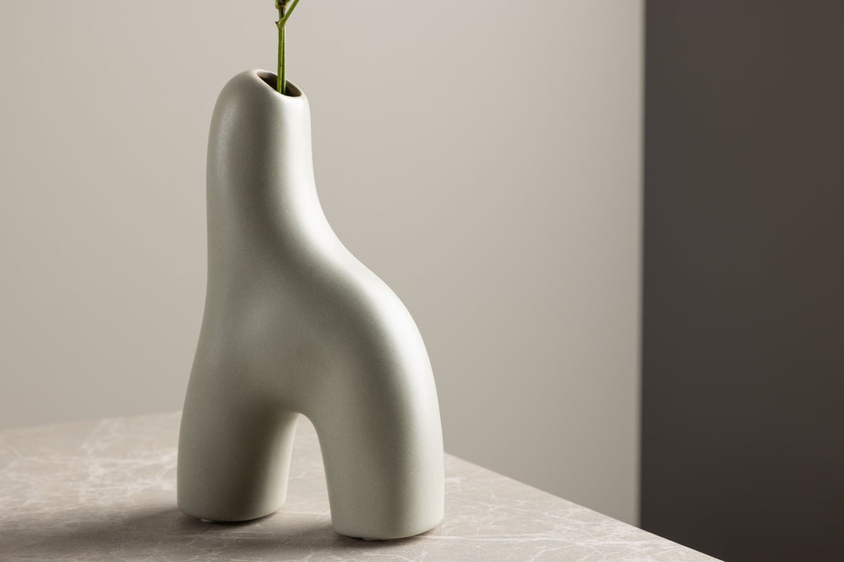 Vase Noara 16 cm – Skulpturales Designobjekt aus Steingut