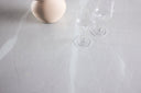 Esstisch Orlén – Runder Design-Esstisch Ø120 cm mit Glasplatte und geriffeltem Fuß
