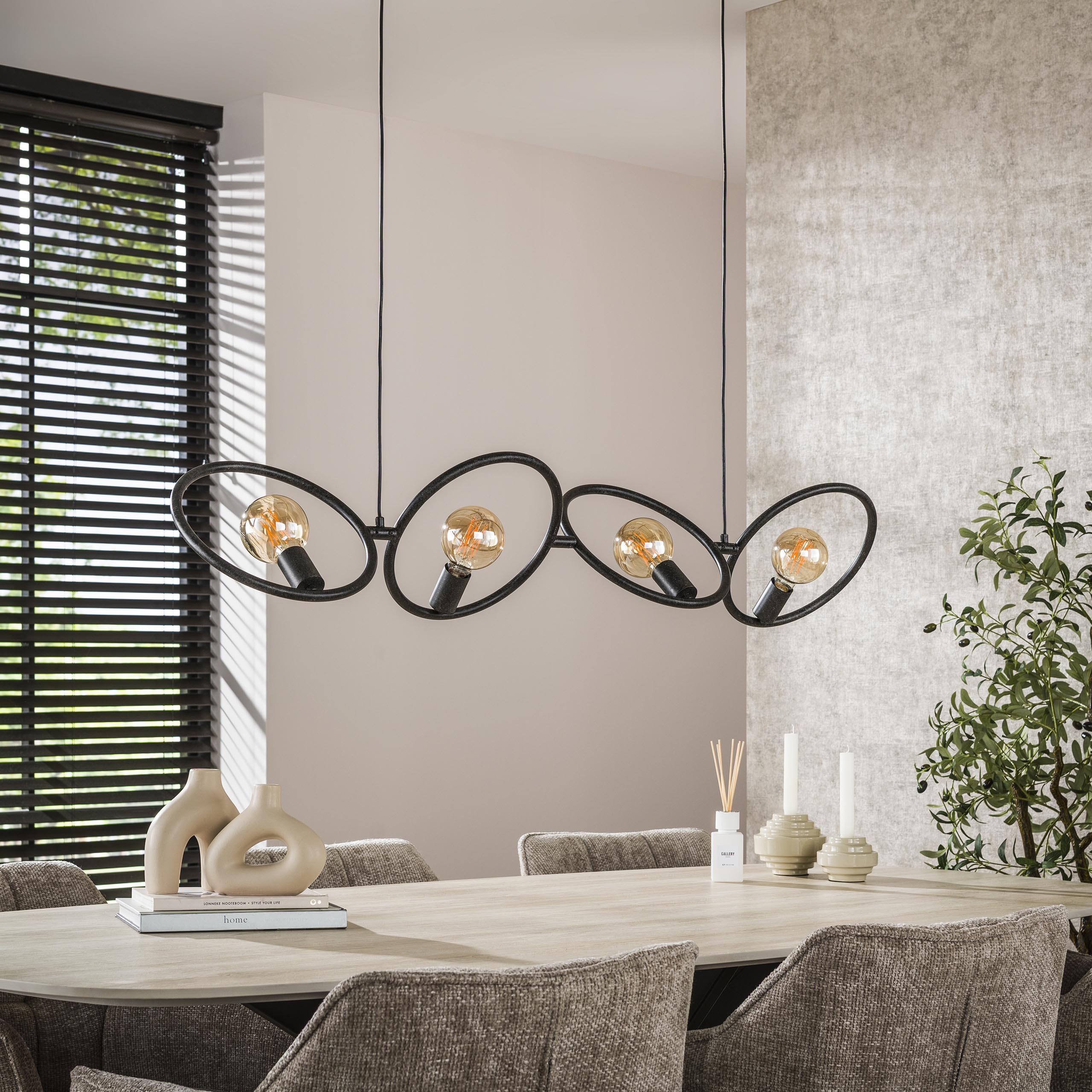Pendelleuchte „Orlina“ – 4 Leuchten aus arktisch schwarzem Metall im Loop Design