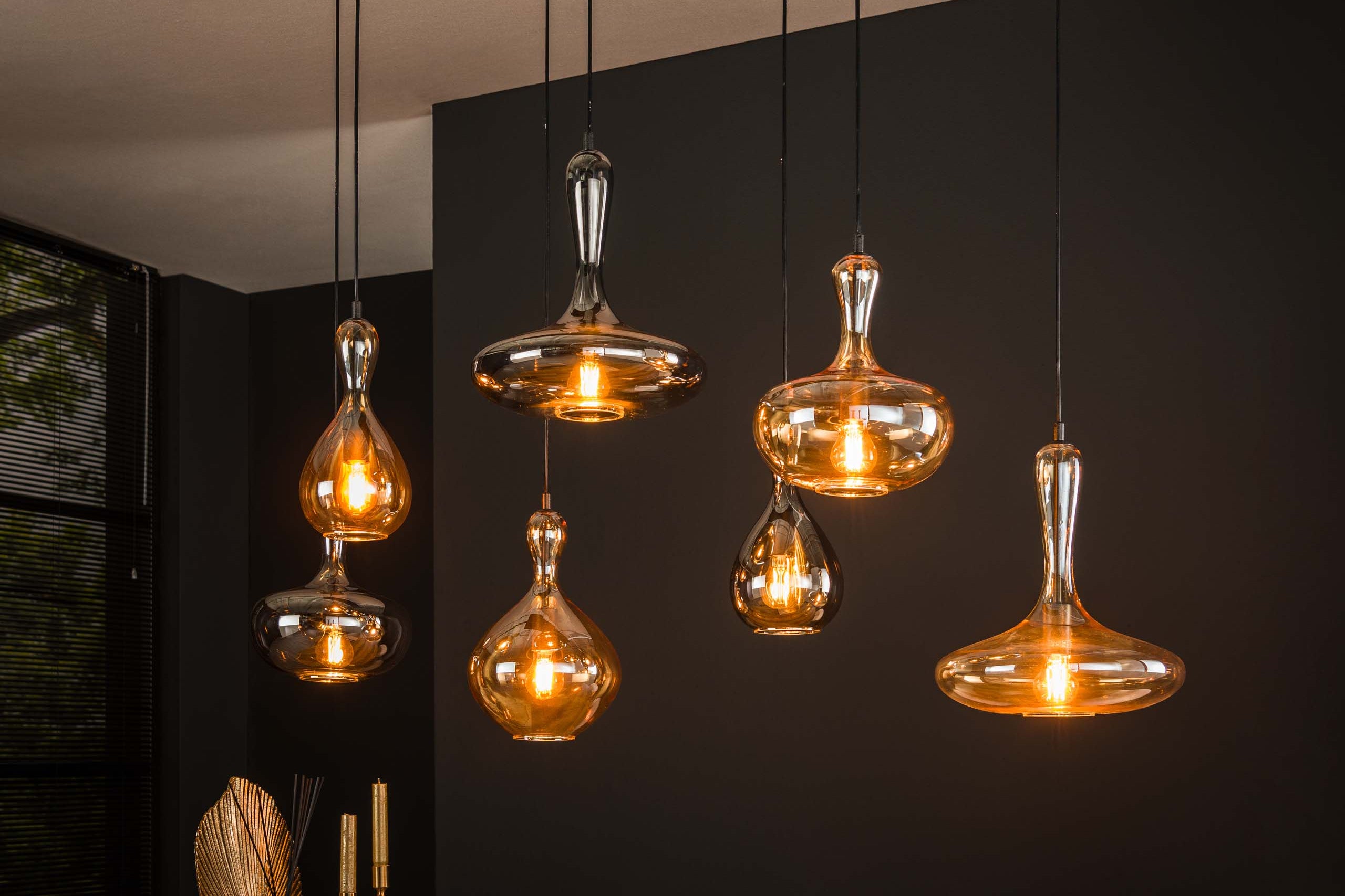 Pendelleuchte "Viretta“ – 7 Glasschirme in Karaffenform mit schwarzer Metall-Armatur