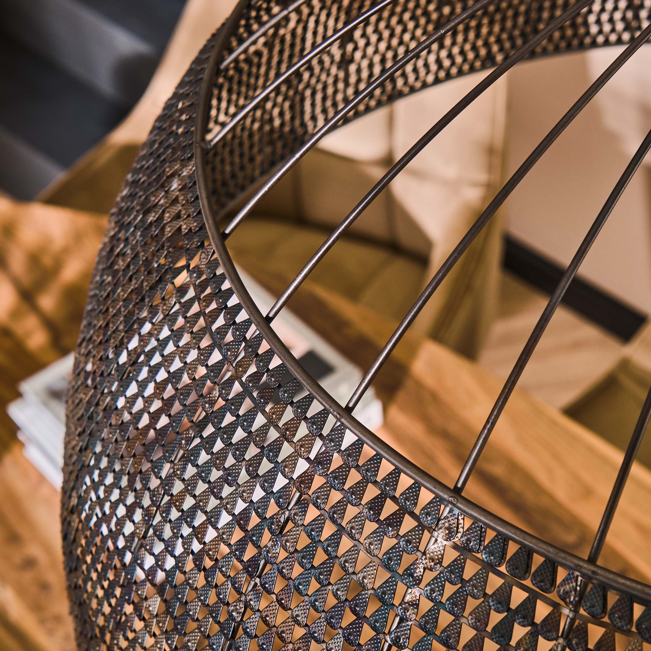 Pendelleuchte "Satoria“ – Handgefertigter Lampenschirm in Halbrund aus Metall in Schwarz-Bronze