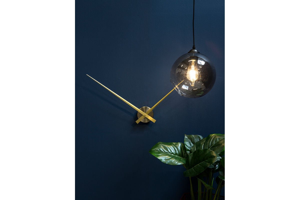 Wanduhr Ozzy – Offenes Design in Goldoptik