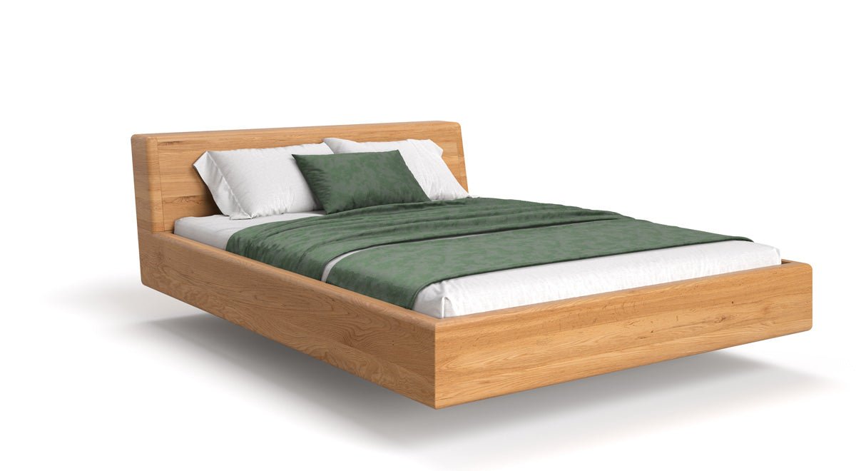 Designer Holzbett Arvelo aus massiver Eiche in Schwebeoptik und geneigtem Headboard