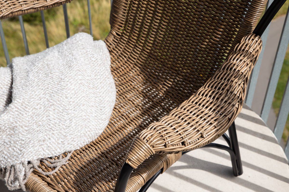 Garten- Loungesessel Asia - mit schwarzem Gestell und hellen Kissen