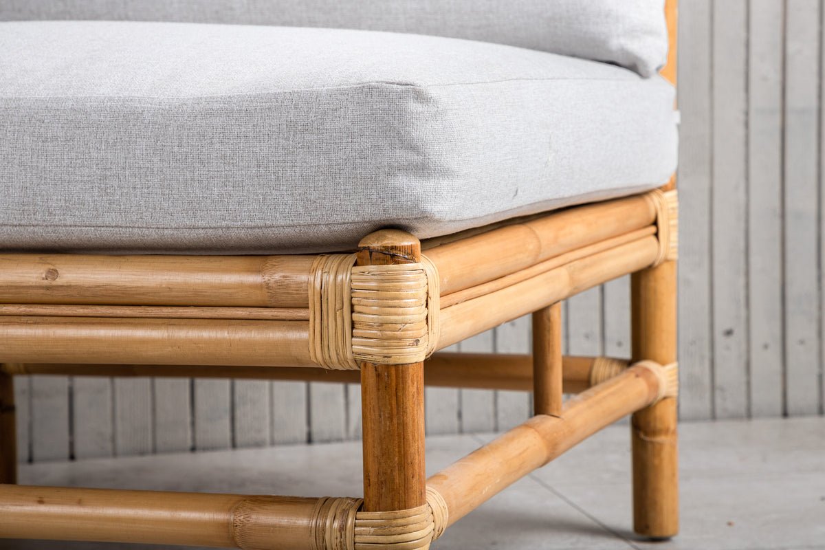 Garten Loungesessel Rob – handgeflochtenes Design mit hellgrauen Kissen