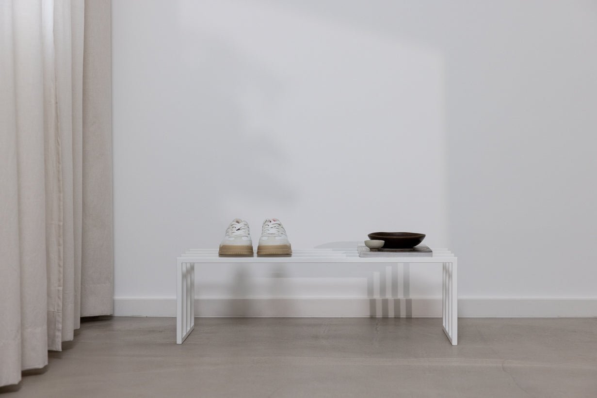 Schuhregal Bovi – Industrial Design in Schwarz, Cashew oder Weiß