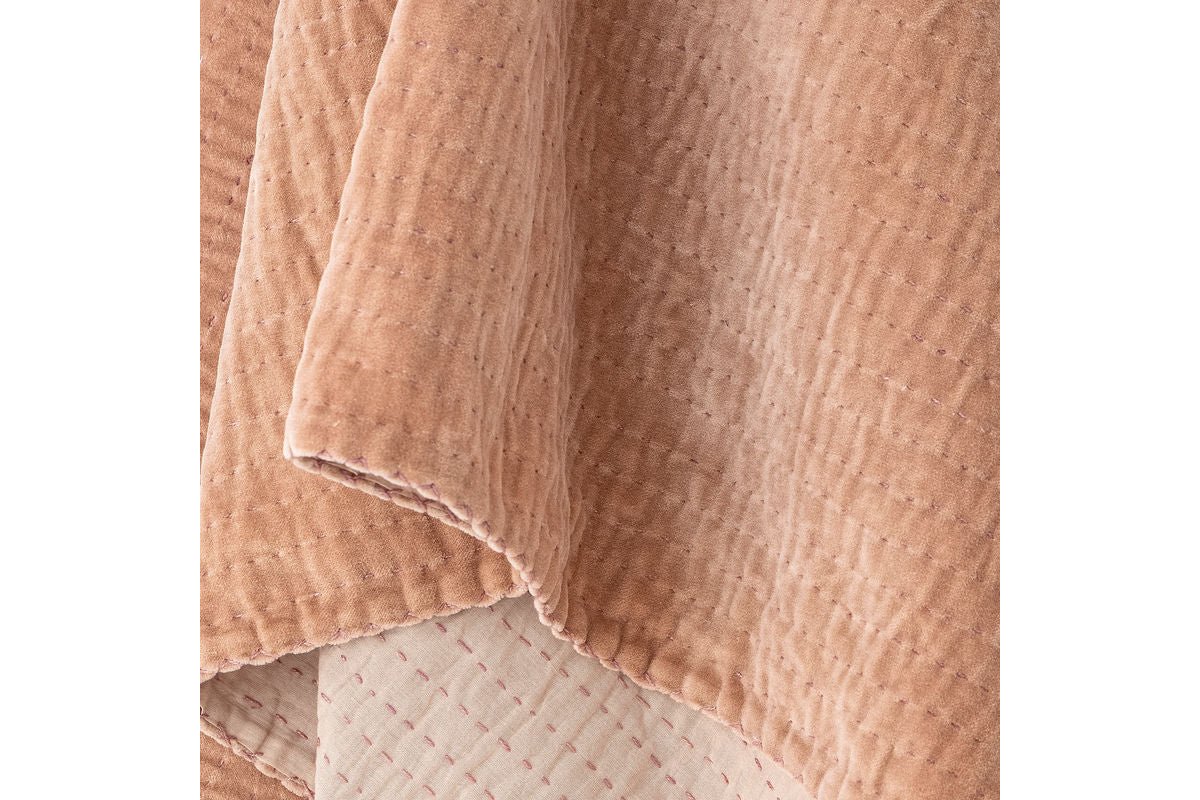 Tagesdecke Rosina – Quilt aus Baumwolle mit Velours in Rosé