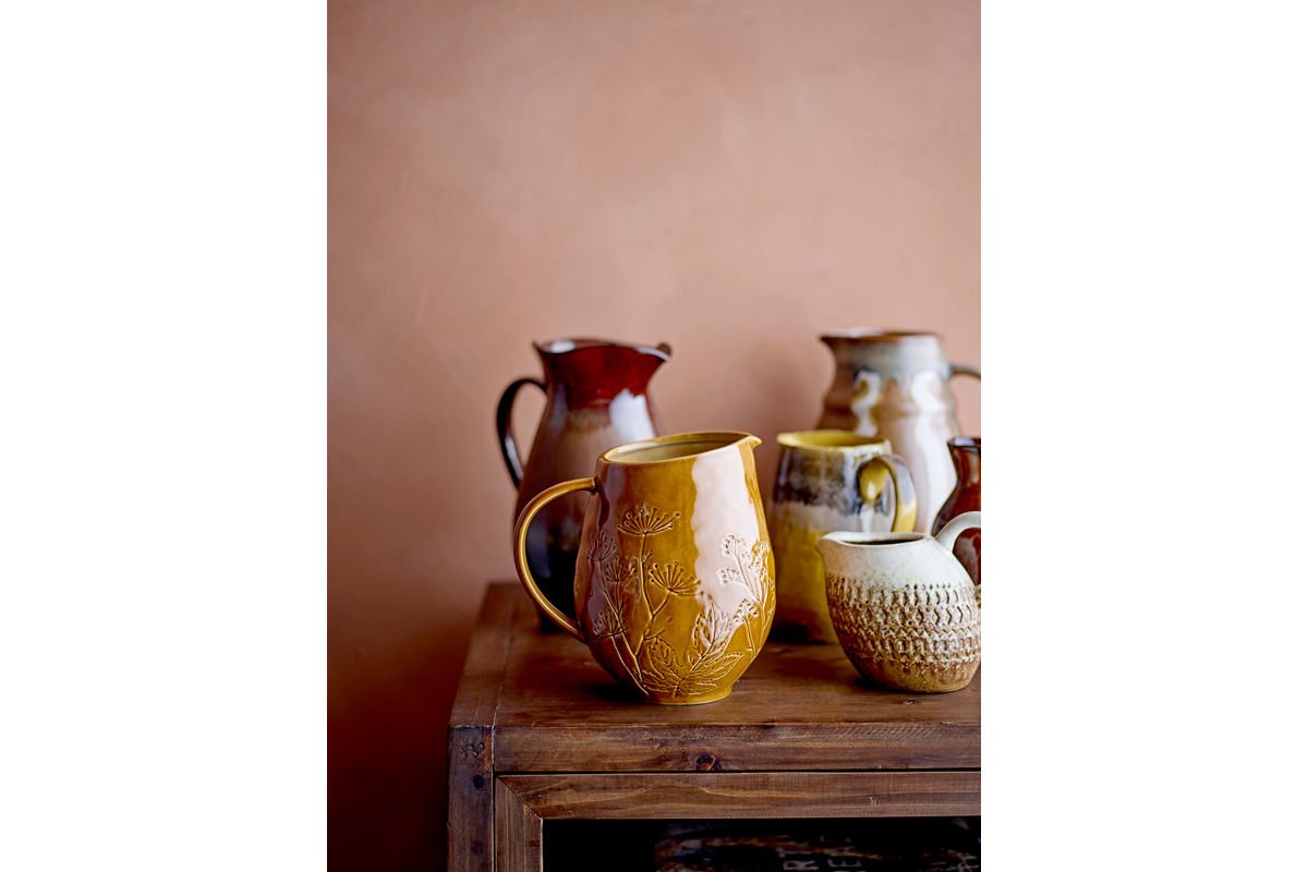 Krug Fiora – Steingut mit geprägtem Blütenmuster in Warmton