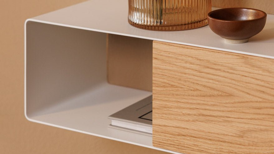 Wandregal Sion – Hängekommode aus Metall mit Kabelhalter