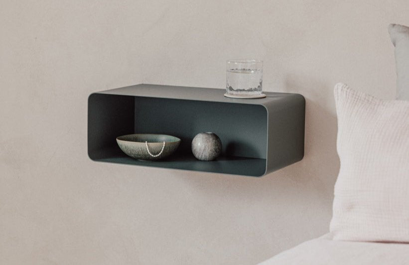 Nachttisch Nelio – Hängendes Design mit Kabeldurchführung