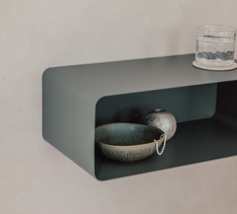 Nachttisch Nelio – Hängendes Design mit Kabeldurchführung