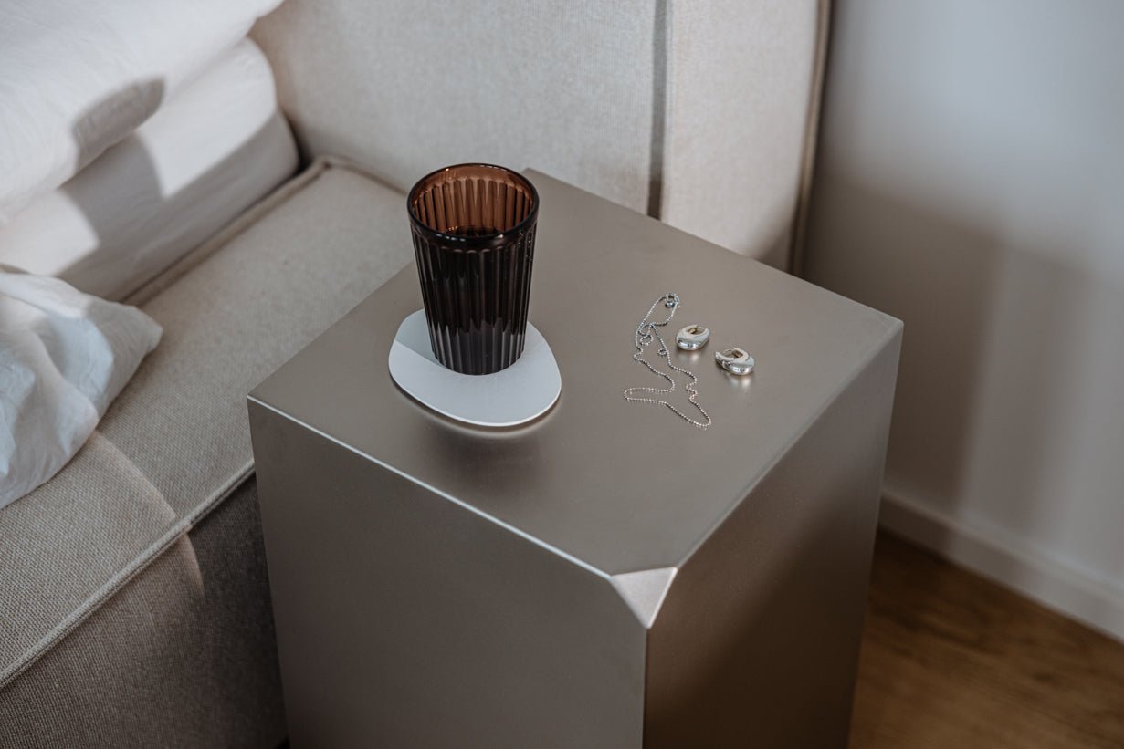 Beistelltisch/Nachttisch RAW C – Edelstahl-Kubus mit integriertem Regal